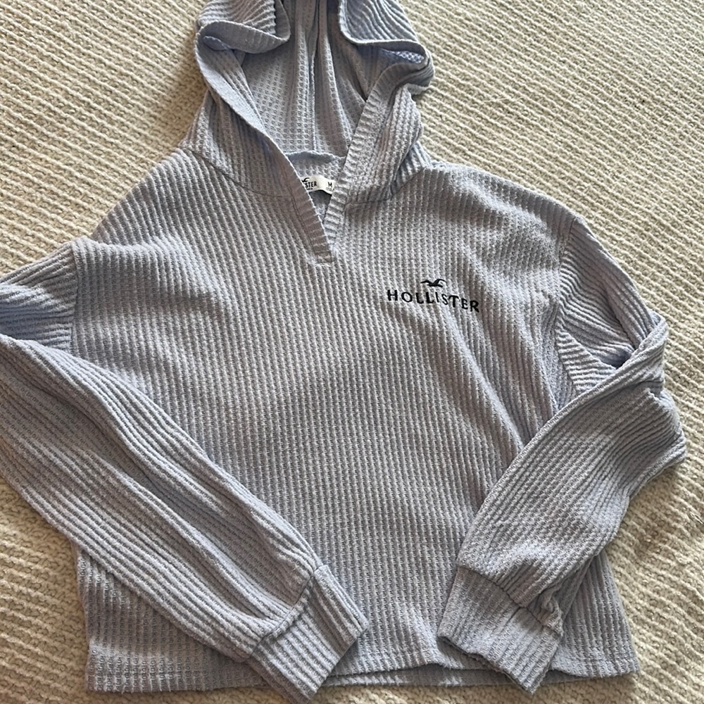 HOLLISTER | SOFT BLUE HOODED "SWEATER"